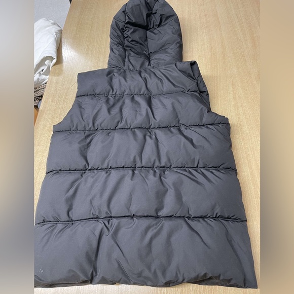 Sleeveless black puffer vest - Picture 3 of 4
